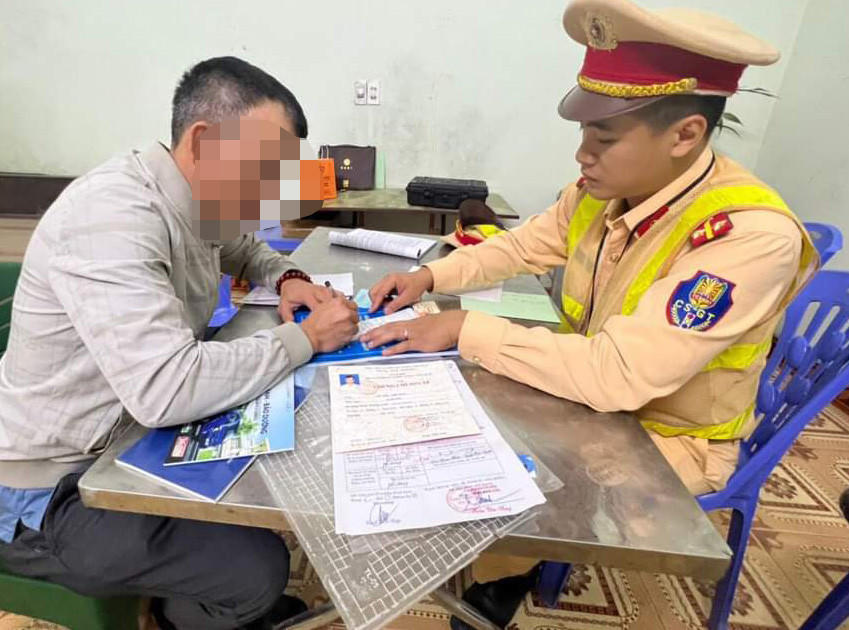 Tài xế làm việc với CSGT.