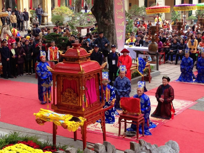 Lễ dâng hương tưởng nhớ các bậc tiên đế, tiên hiền tại Hoàng thành Thăng Long thể hiện truyền thống uống nước nhớ nguồn của dân tộc.