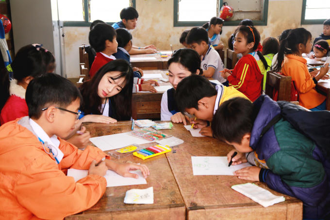 Sinh viên trường Chung Ang giúp các em học sinh Trường tiểu học ở Quảng Ngãi phát triển các kỹ năng sáng tạo.