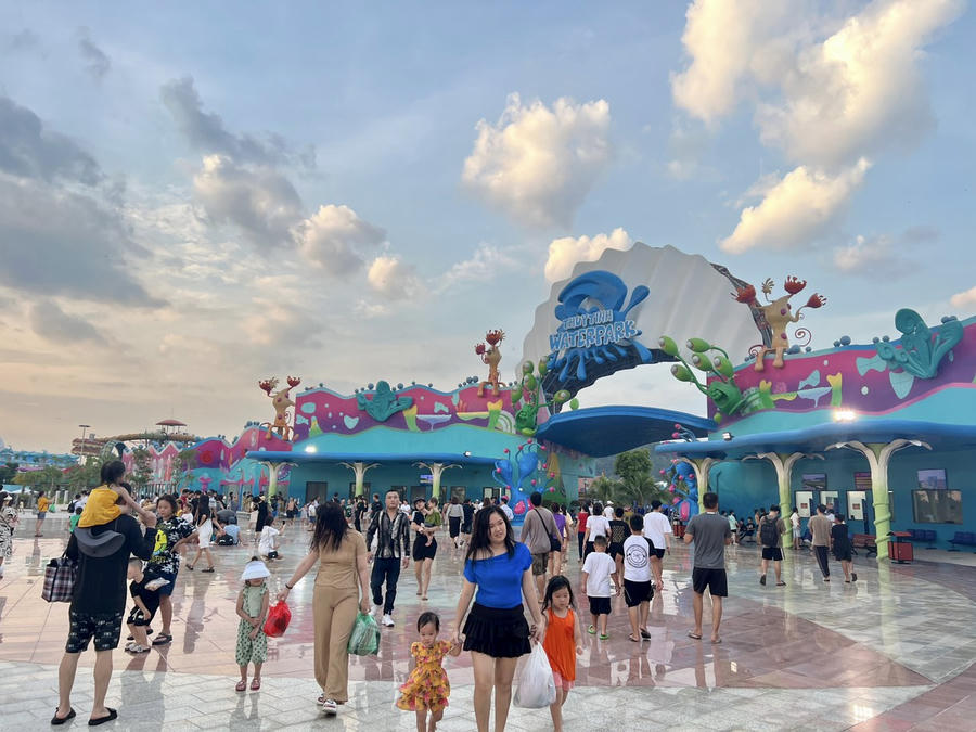 Đặc biệt, dịp Lễ 2/9, Khu du lịch Quốc tế Đồi Rồng đã đưa vào hoạt động Công viên nước Thuỷ Tinh.