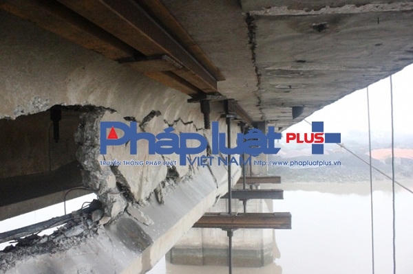 Tàu Thành Luân 28 được gỡ khỏi cầu An Thái, để lại hậu quả nặng nề.