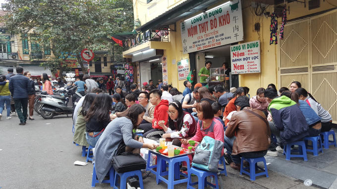 Thưởng thức nem, nộm đặc trưng phố cổ Hà Nội.