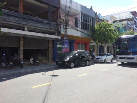 Nhưng bằng cách nào đó, số nhà 45 đã được gỡ bỏ và số 43 được gắn vào vị trí giáp ranh giữa hai ngôi nhà.