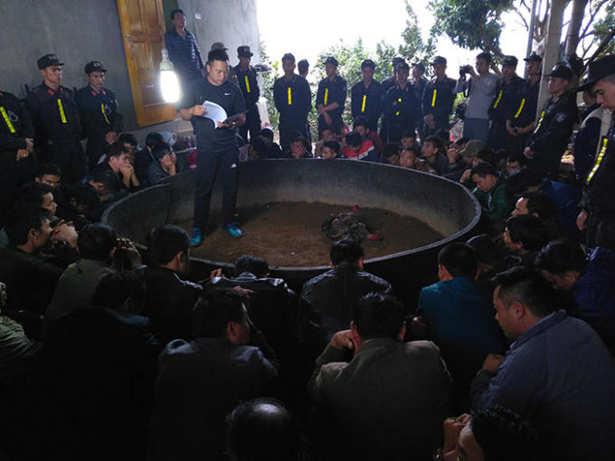 Lực lượng chức năng thực hiện các thủ tục tạm giữ đối với các đối tượng tại hiện trường.