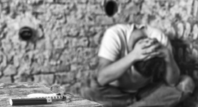 Bị cáo nghe lời rủ rê của bạn bè, “thử” ma túy “cho biết”, để rồi trượt dài. (Hình minh họa)