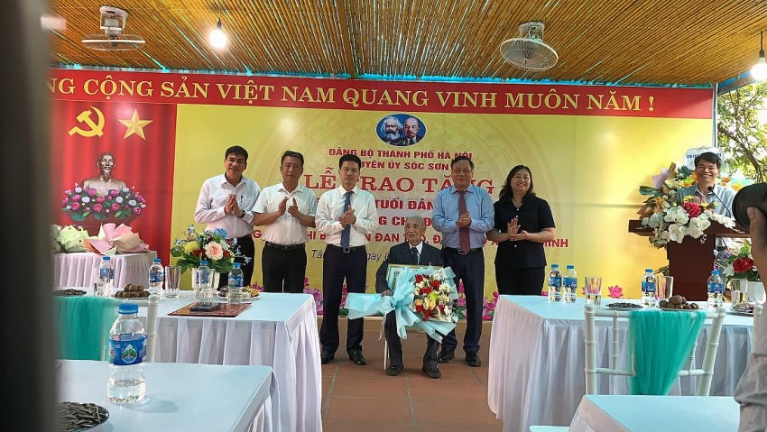 Phó Bí thư Thành ủy Hà Nội cùng Ban tổ chức Thành ủy tại buổi lễ trao tặng Huy Hiệu 80 năm tuổi Đảng.