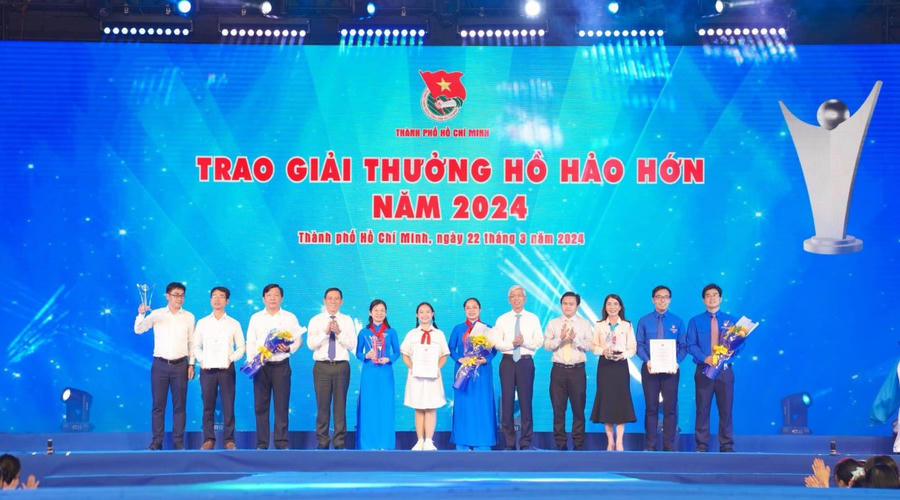 Các tập thể có các mô hình, giải pháp thiết thực được áp dụng thành công trong thực tiễn công tác Đoàn và phong trào thanh thiếu nhi thành phố nhận giải thưởng Hồ Hảo Hớn.