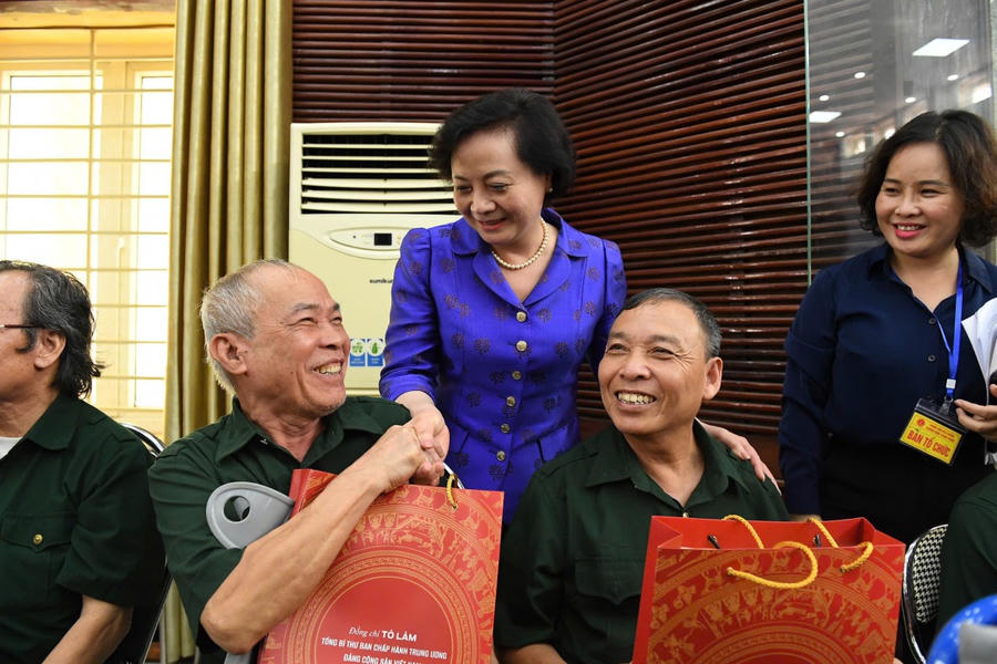 Bộ trưởng Bộ Nội vụ Phạm Thị Thanh Trà trao quà của Tổng Bí thư Tô Lâm tới các thương binh, bệnh binh, người có công với cách mạng tại Trung tâm điều dưỡng thương binh Thuận Thành, ngày 15/7/2025. Ảnh: Bộ Nội vụ