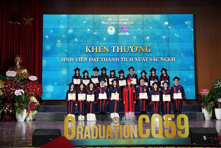 Học viện Tài chính khen thưởng các sinh viên chương trình đào tạo chất lượng cao đạt thành tích xuất sắc trong NCKH.
