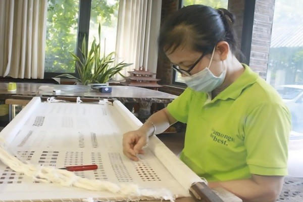 Kỹ thuật tinh xảo của nghề thêu rua - ren ở thôn Văn Lâm, phường Nam Hoa Lư.