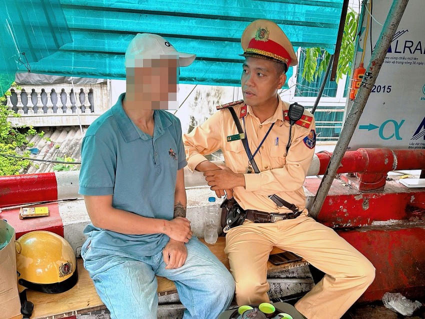 Các chiến sĩ động viên, khuyên nhủ nam thanh niên.