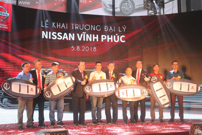 Đại diện Nissan Vĩnh Phúc trao những chiếc chìa khóa xe cho những khách hàng đầu tiên của đại lý.