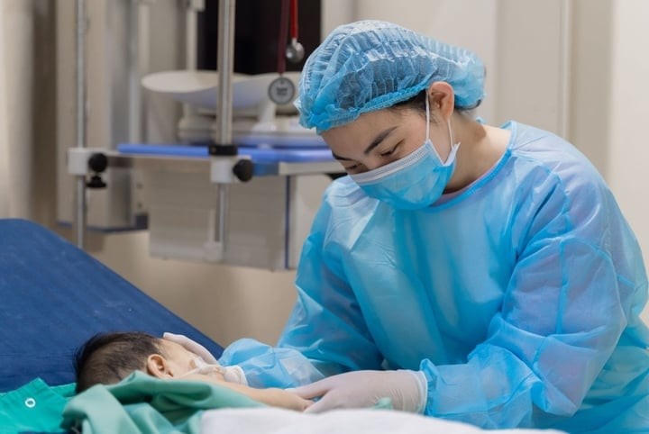 Nhân viên y tế theo dõi sức khỏe của bệnh nhi sau ghép gan (Ảnh: BVCC).