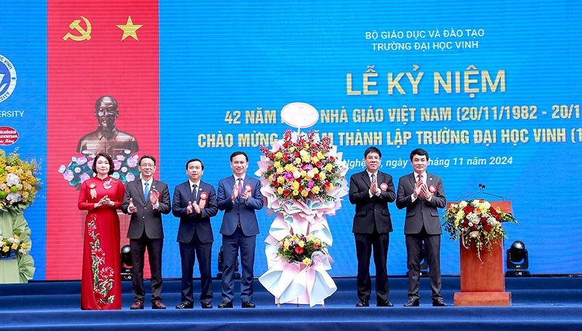 Đại diện Bộ GD& ĐT, Bộ VH-TT&DL tặng hoa chúc mừng nhà trường