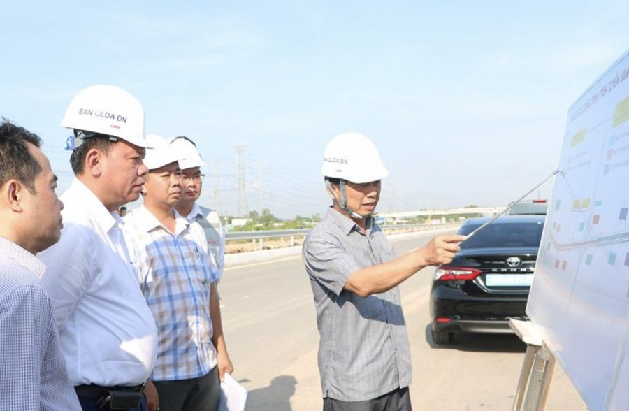 Lãnh đạo Ban QLDA báo cáo tiến độ dự án. Ảnh: P.Tùng