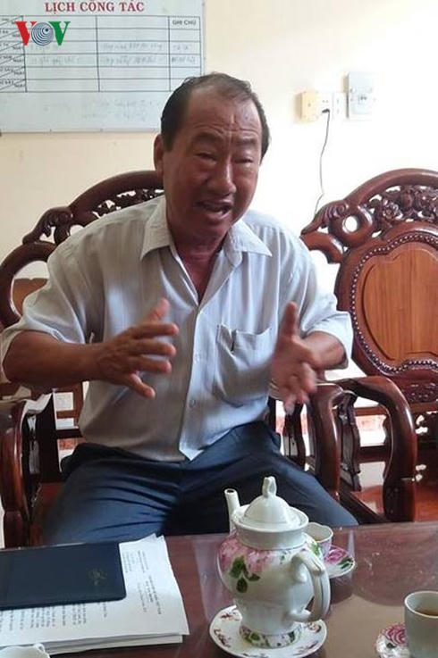 Ông Trương Văn Ân, Bí thư Đảng ủy xã Bình Xuân trình bày bức xúc với phóng viên về một trường gà quy mô lớn hoạt động công khai