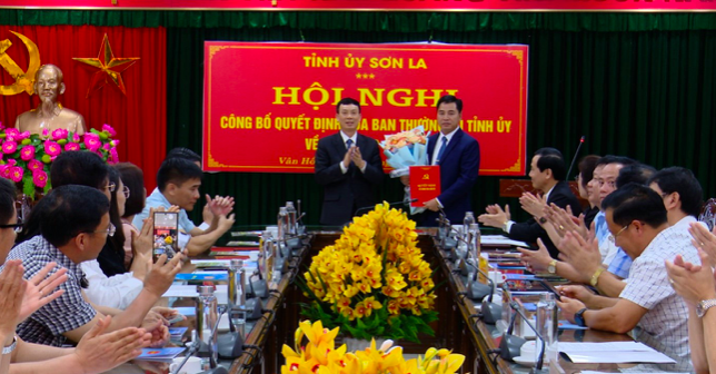 Ông Lê Hồng Long Trưởng Ban Tổ chức Tỉnh ủy Sơn La trao Quyết định và tặng hoa chúc mừng ông Nguyễn Thế Phương.