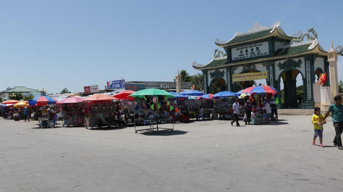Khu vực này có quầy hàng bày bán từ đồ khô đến đồ tươi gần như chiếm hết khoảng trống, có lúc du khách đi lễ Bà dồn về đông họ phải khó khăn lắm mới chen chân để ra vào cổng.