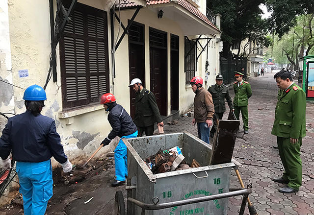 Quán nước lấn chiếm vỉa hè trên đường Lý Thường Kiệt đã rút lui từ vài ngày trước, nhưng họ bỏ lại rất nhiều gạch đá, lực lượng công an phải dọn dẹp