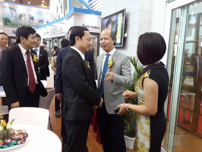 Ông Nguyễn Trần Nam - Chủ tịch Hiệp hội BĐS Việt Nam và các đại biểu tham quan các gian hàng.