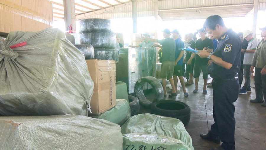 Lực lượng chức năng kiểm tra hàng hóa trên các container.