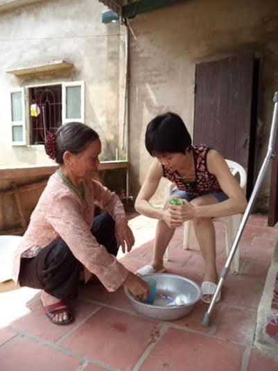 Chị Huệ luôn nhận được sự chăm sóc của người mẹ .