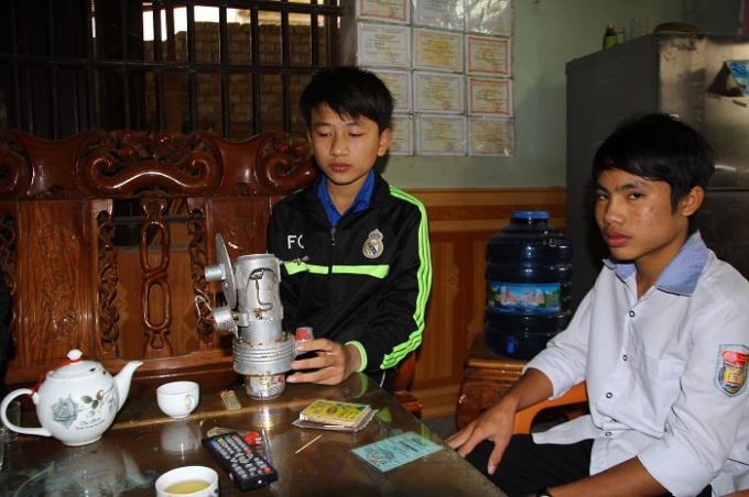 Thuận và Chính bên công trình sơ khai (ảnh Duy Ngợi).