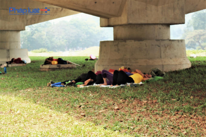 Giấc ngủ vội của những người lao động giữa trưa nắng.