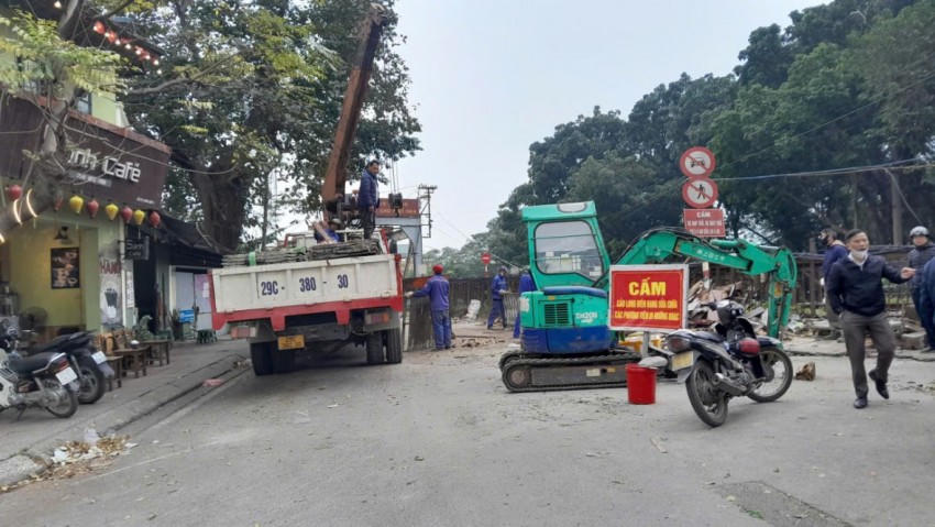 Đơn vị thi công vận chuyển những phần thay thế trên cầu đi nơi khác để chuyển bị thông xe trở lại.
