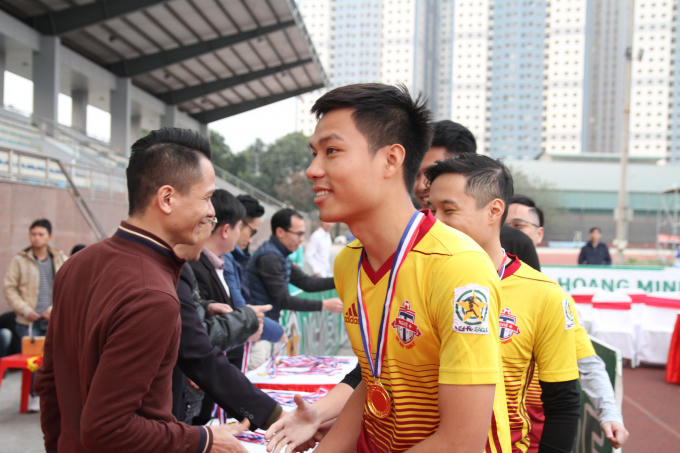 Qua 11 tuần tranh tài với các trận đấu nảy lửa, những giây phút thăng hoa, những cảm xúc khó quên đã khép lại mùa giải. Dù có thắng, có thua, nhưng cả 12 đội bóng tham dự giải lần này đều để lại nhiều ấn tượng tốt đẹp, cả về cảm xúc trên sân cỏ lẫn những thông điệp cuộc sống ý nghĩa, giàu tính nhân văn.