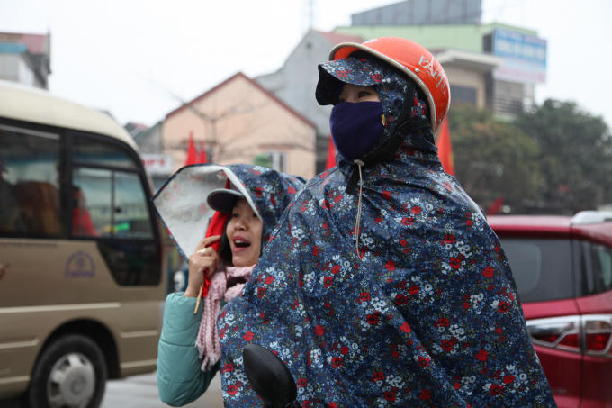 Mặc dù lúc này thời tiết rất lạnh, mưa khá nặng hạt nhưng nhiều người vẫn chờ đợi "chiến binh" anh hùng trở về.