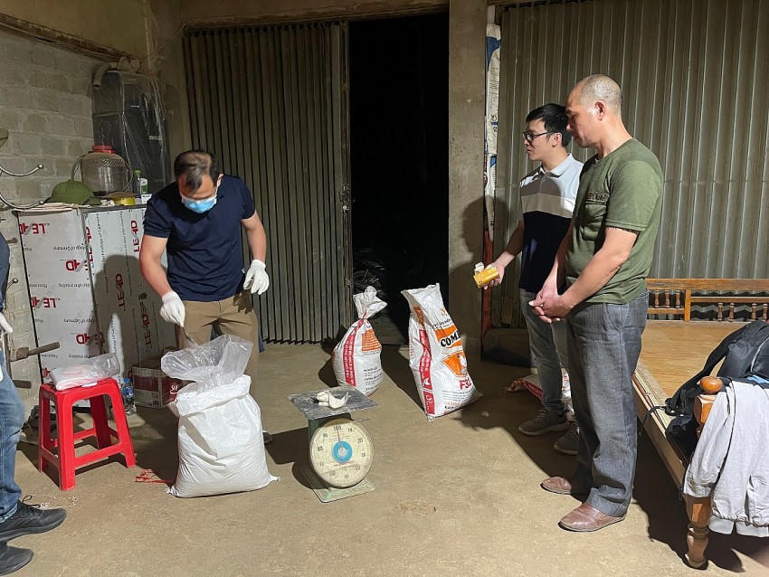 Lực lượng chức năng thu giữ tại hiện trường hàng nghìn kg hóa chất chứa chất độc Xyanua.