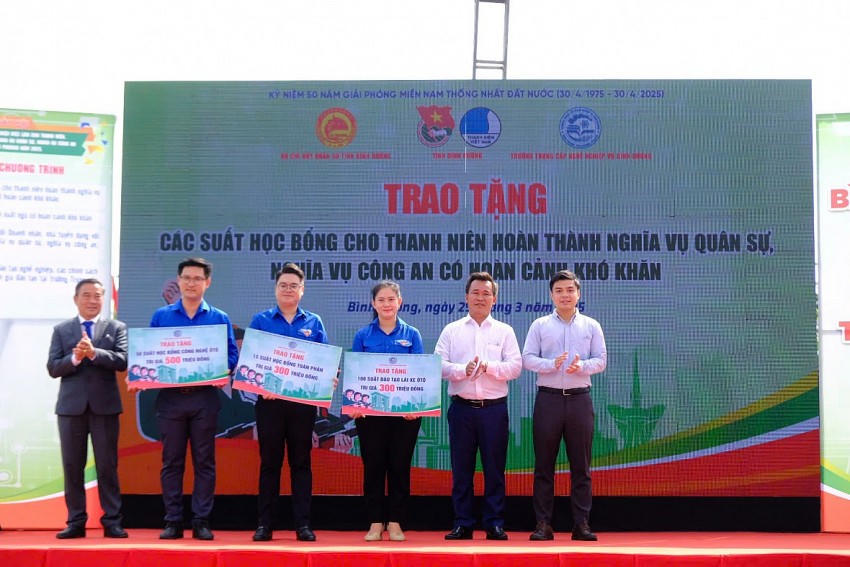 Trường trung cấp nghề nghiệp vụ Bình Dương đã trao bảng tượng trưng hỗ trợ các thanh niên