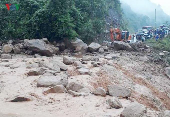 Rất may, trận lũ xảy ra vào ban ngày nên không gây thiệt hại về người.