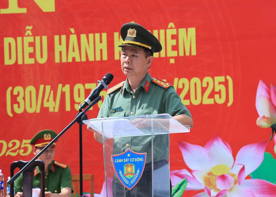 Đại Tá Trần Tiến Đạt phát biểu tại buổi gặp mặt