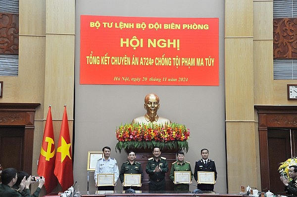 Thượng tướng Võ Minh Lương trao Bằng khen của Bộ trưởng Bộ Quốc phòng tặng các tập thể và cá nhân có thành tích xuất sắc, đột xuất trong đấu tranh phòng, chống tội phạm ma túy.