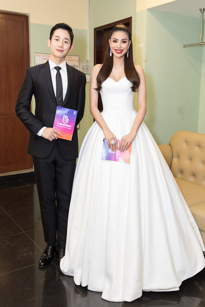 Hoa hậu Phạm Hương tay trong tay c&ugrave;ng sao nam Jung Hae In