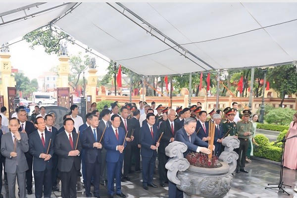Các đại biểu dâng hương tưởng nhớ Trung tướng Nguyễn Bình tại Nhà tưởng niệm.