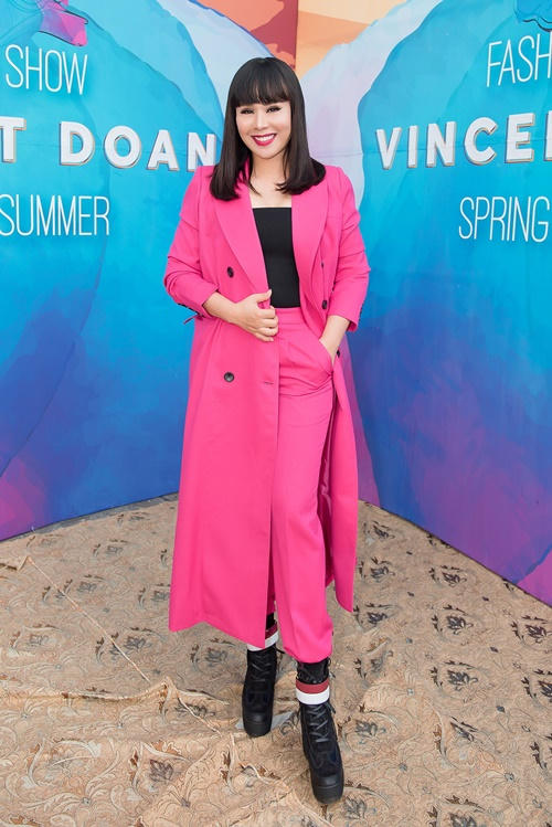Ngược lại với hai đàn em, Hoa hậu – doanh nhân Hằng Nguyễn lại chọn cho mình phong cách country đầy cá tính khi xuất hiện với bộ trang phục màu hồng nữ tính gồm phần áo khoác thiết kế theo kiểu măng tô kết hợp đầy chất ngẫu hứng với đôi giày boot màu đen mạnh mẽ và thời trang.
