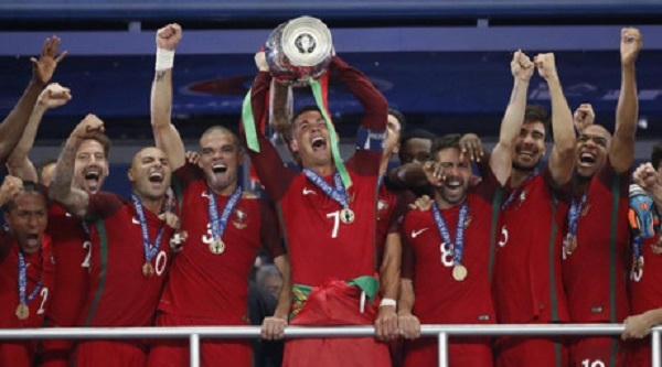 Ronaldo và các đồng đội trở thành hiện tượng kỳ là nhất của Euro 2016 khi là đội duy nhất hòa 6/7 trận ở 90 phút nhưng sau đó đăng quang (Ảnh: Reuters).