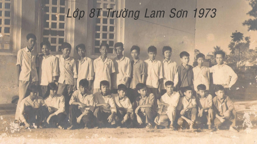 Thầy Mỵ Duy Thọ đứng đầu tiên bên phải, ảnh chụp năm 1973.