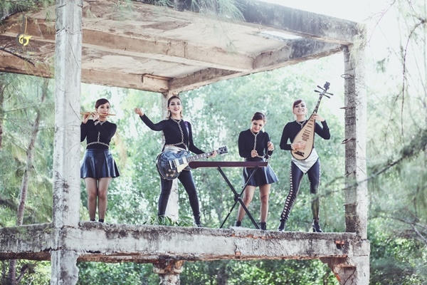 Lời ca khúc khẳng định chủ quyền mạnh mẽ của dân tộc.