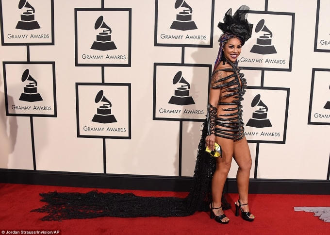 Joy Villa còn vượt mặt hơn. Trang phục của cô mặc như không mặc.