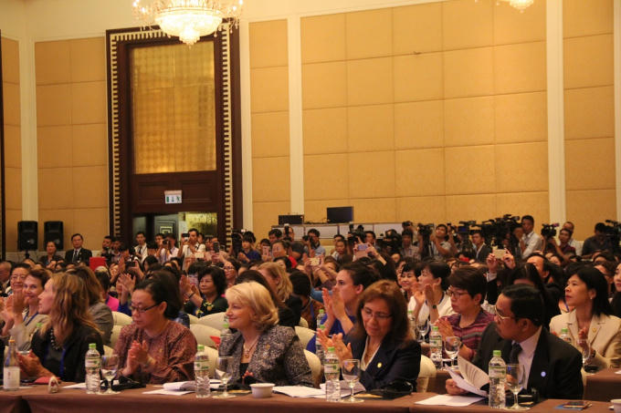 Cuộc đối thoại có sự tham gia của nhiều đại biểu cùng hàng trăm nữ doanh nhân nhiều nước trong APEC.