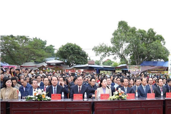Các đại biểu Trung ương, địa phương cùng đông đảo tăng, ni, phật tử, nhân dân và du khách thập phương tham dự buổi lễ.