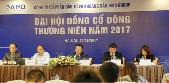 Đoàn chủ tịch Công ty Cổ phần Đầu tư và Khoáng sản AMD Group điều hành đại hội đồng cổ đông thường niên năm 2017