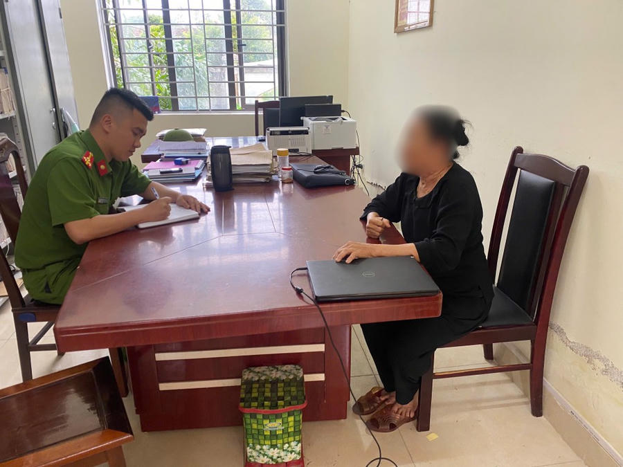 Bà P.T.M. được giải thích, ngăn chặn kịp thời tránh bị lừa - Ảnh Công an Hà Tĩnh.
