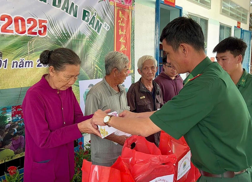 Bà con nhận quà Tết trong chương trình "Xuân Biên phòng, ấm lòng dân bản" tại đồn Biên phòng Bến Phố. Ảnh: Luận Quân