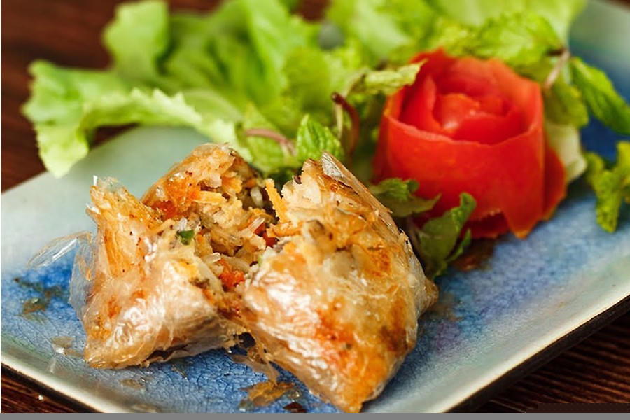 Nem cua bể - Đặc sản Hải Phòng ngon được gói hình vuông, cắt miếng khi ăn.