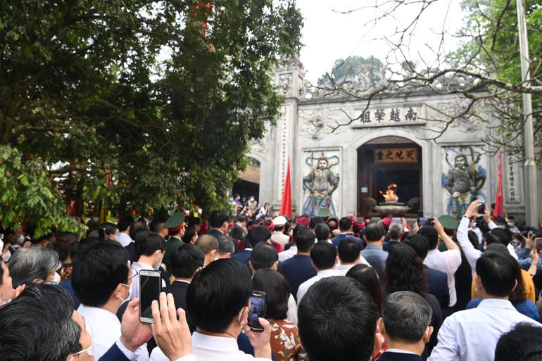 Dòng người dâng hương tưởng nhớ các Vua Hùng tại khu vực Đền Thượng (Ảnh: Mạnh Quân).